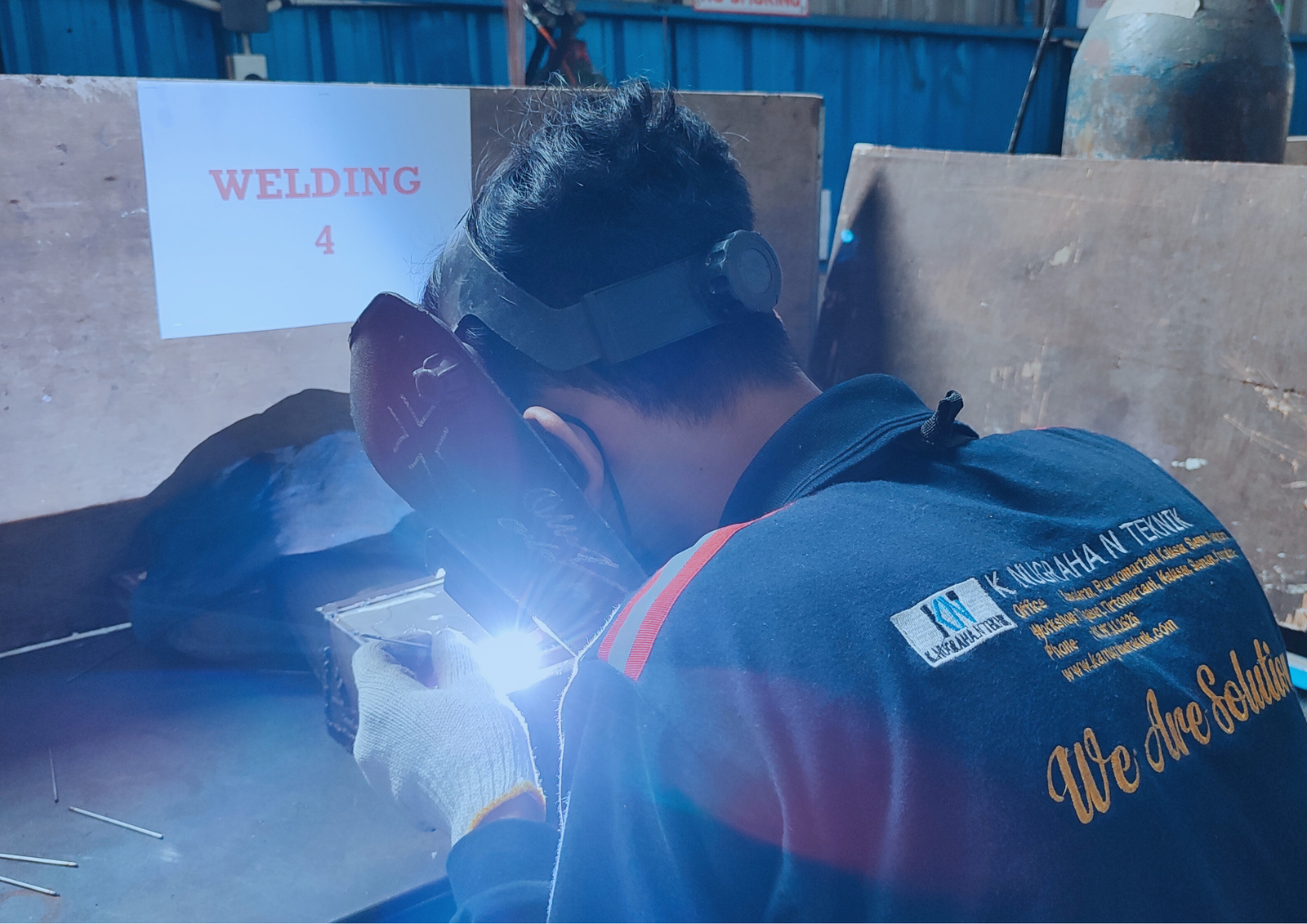 Teknisi pengelasan K Nugraha N Teknik dengan APD lengkap